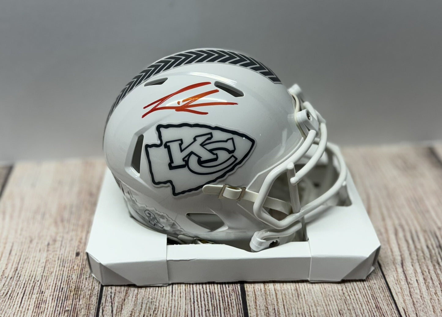 KANSAS CITY CHIEFS FELIX ANUDIKE-UZOMAH SIGNED SALUTE TO SERVICE MINI HELMET BEC